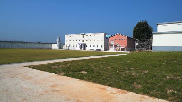 맑은 하늘 아래 평화로운 교도소 운동장