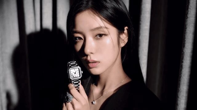 화려한 손목시계를 들고 있는 우아한 여성