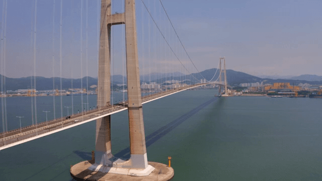 잔잔한 물 위의 대형 현수교