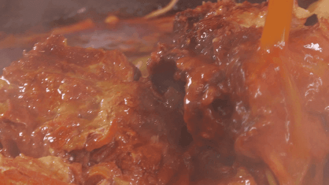 육수가 부어지는 우거지 감자탕