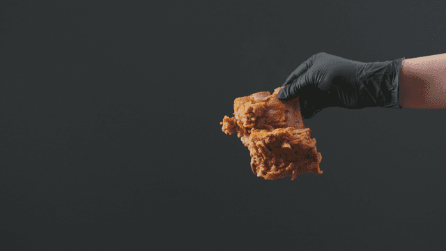 들어 올려지는 감자탕 한 뼈대