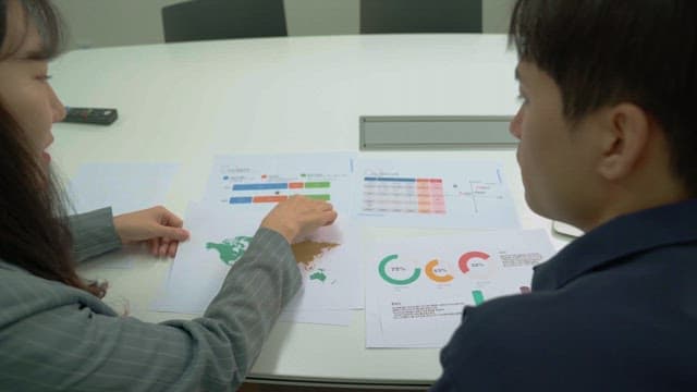 비즈니스 차트와 데이터를 논의하는 팀