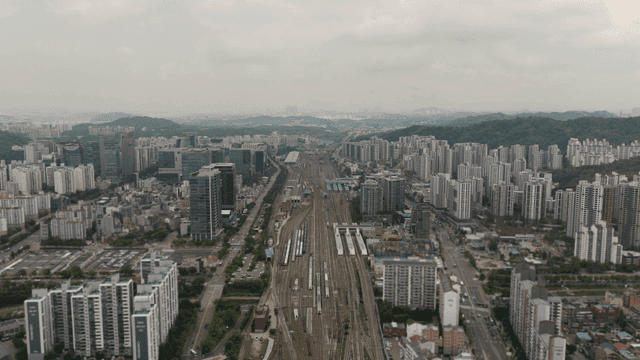 철도와 함께 펼쳐진 도시 전경