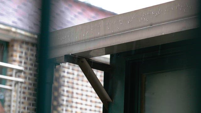 비 오는 날에 건물 지붕에 맺힌 이슬비