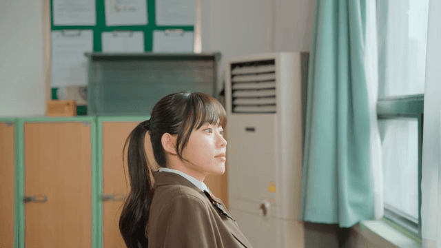 교실 창밖을 바라보는 학생