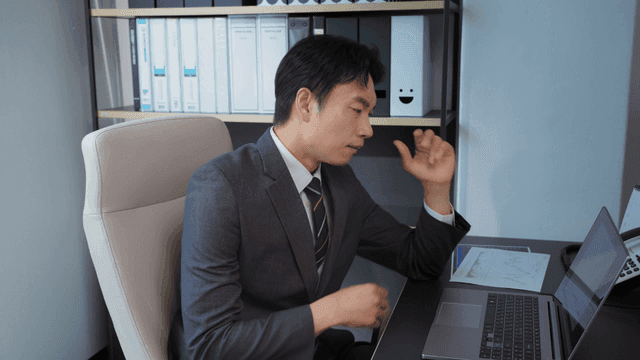 책상에서 깊은 생각에 잠긴 직장인