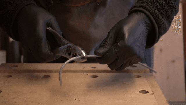 플라이어로 금속선을 구부리는 공예가