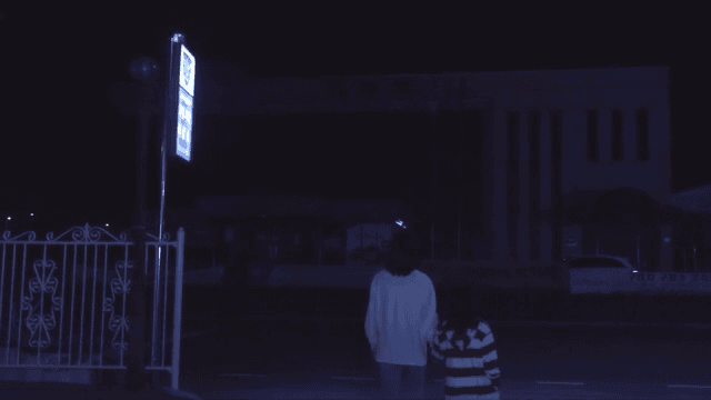 여성과 아이가 파출소 건물을 나서는 모습