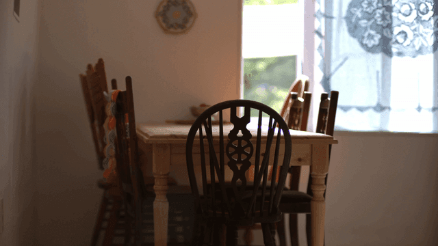 햇살이 비치는 나무 의자가 있는 식사 공간