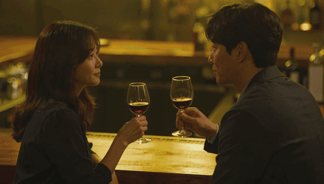 어두운 바에서 레드 와인을 즐기는 커플