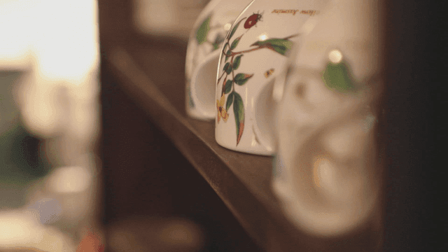 나무 선반 위의 머그컵