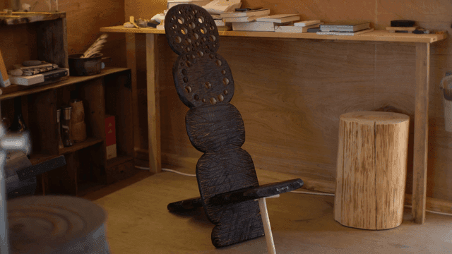 아늑한 실내에 있는 나무 조각상