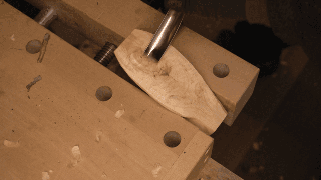 끌로 나무를 조각하는 목공예가