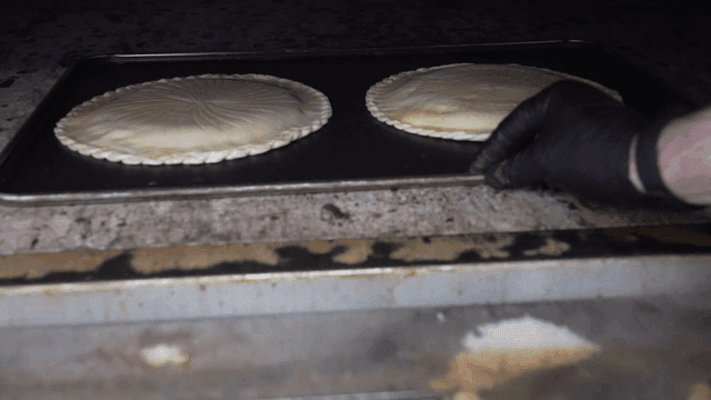 Oven-fitting pie tray