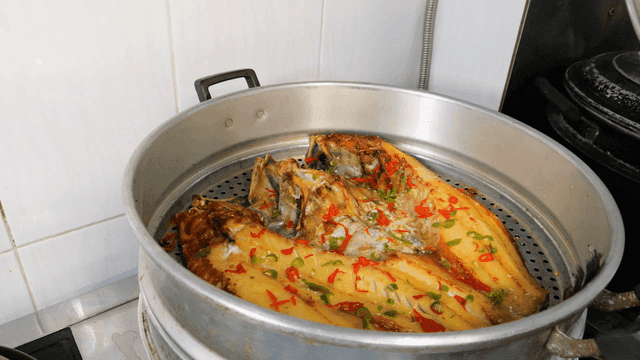 Steamed dried rockfish topped with chili peppers in pot