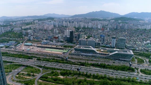 분주한 교통과 밀집된 도시 경관