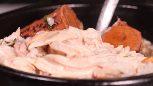 한약재를 넣은 뜨겁고 푸짐한 삼계탕