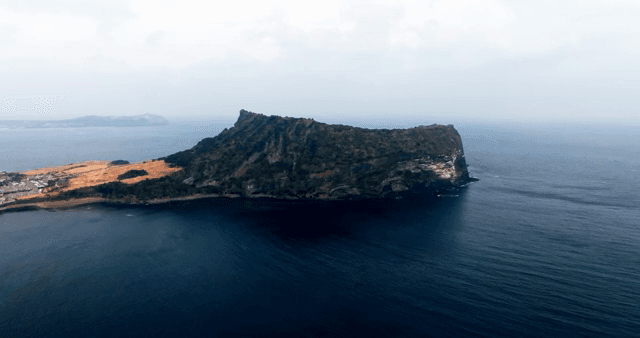 푸른 바다로 둘러싸인 아름다운 성산 일출봉