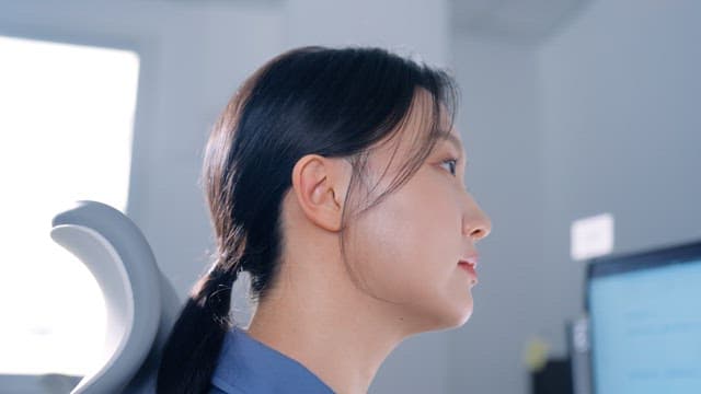 사무실에서 일하는 여성