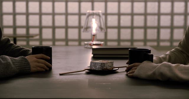 케이크와 커피를 곁들인 친밀한 대화