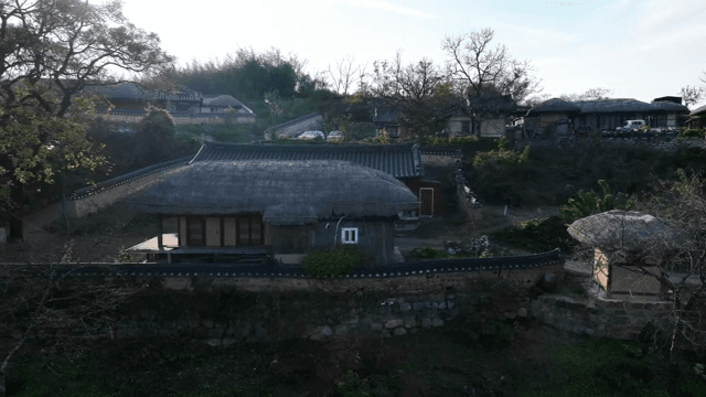 초가집과 한옥이 있는 한국 전통 마을