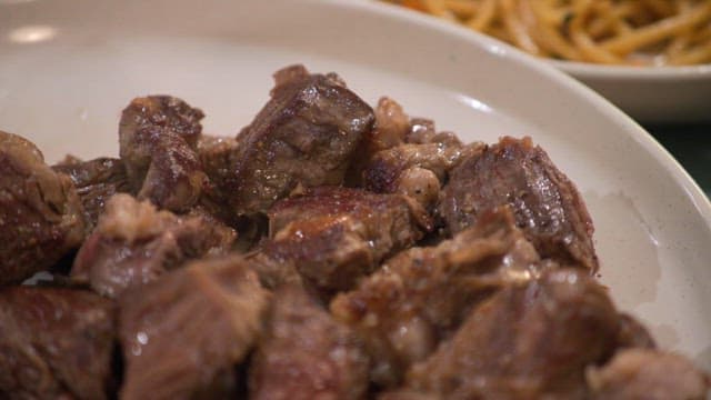 Grilled beef chunks on a plate