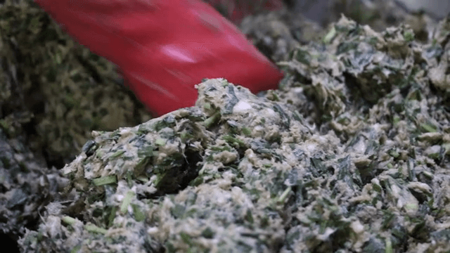 큰 대야에서 만두 소를 만드는 모습