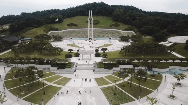 기념비가 있는 큰 기념 공원