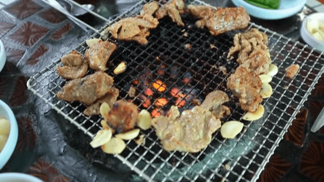 바비큐 그릴 위의 갈비와 마늘