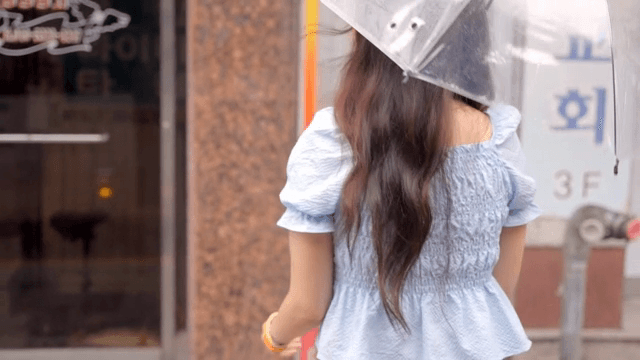 버스에서 내리는 젊은 여성