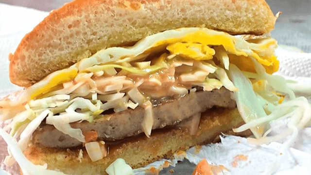 계란과 양배추가 들어간 버거의 단면