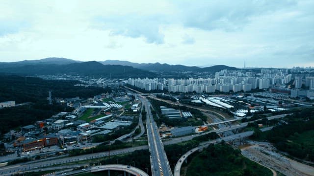 산과 아파트가 보이는 도시 전경