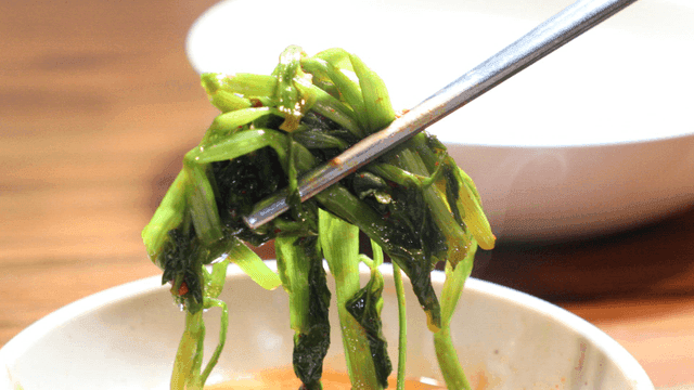 Water parsley picked up with chopsticks