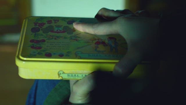 비상금 현금이 모인 틴케이스를 여는 사람