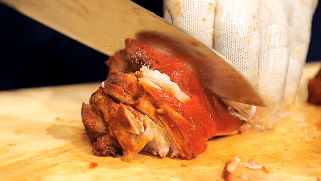 도마 위에서 족발을 써는 장면