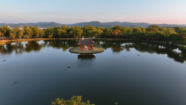 고요한 연못 위의 전통 정자