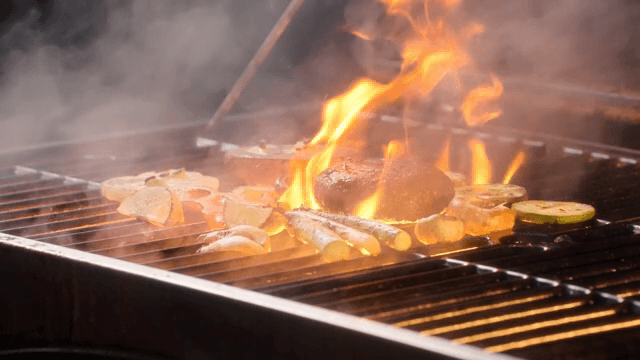 불꽃과 함께 야채와 고기를 굽는 장면