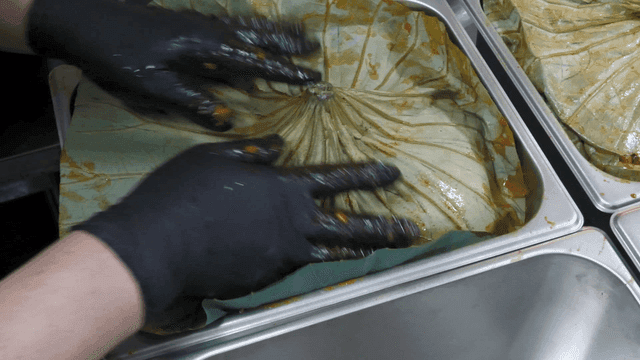 연잎에 쌓이는 양념된 닭갈비 고기