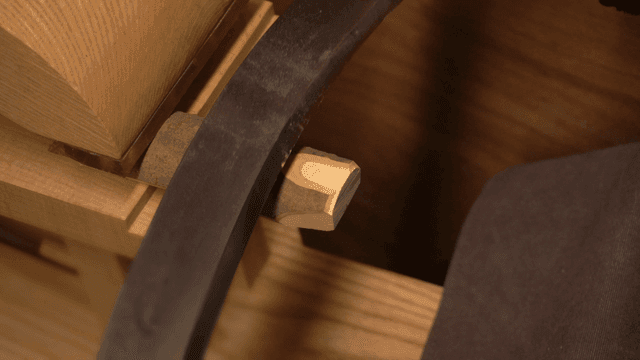 수공구로 목공 작업하는 장인