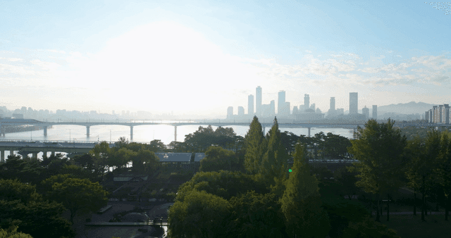 한강과 다리가 있는 도시 스카이라인