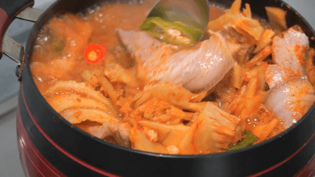 냄비에서 끓고 있는 김치찌개