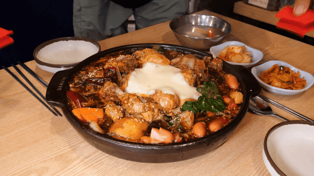반찬과 함께 제공되는 치즈 찜닭