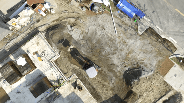 작업 중인 굴착기가 있는 건설 현장