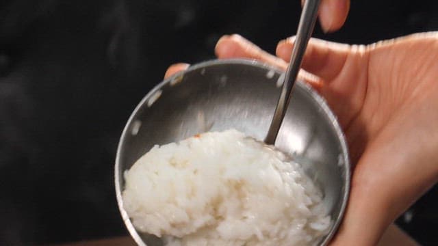 맛있는 찌개와 함께 제공되는 밥