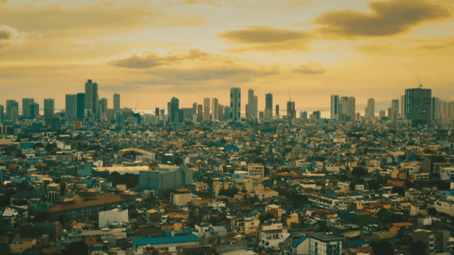 황금빛 하늘 아래 펼쳐진 도시 전경