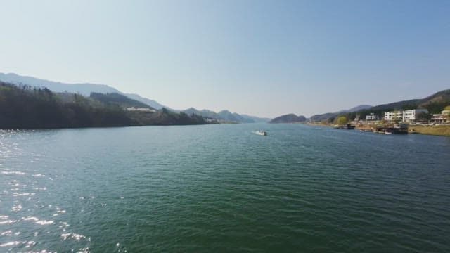 아름다운 강 위를 달리는 보트