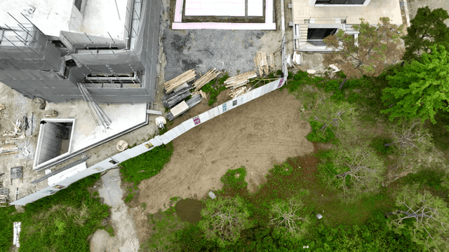 나무로 둘러싸인 건설현장