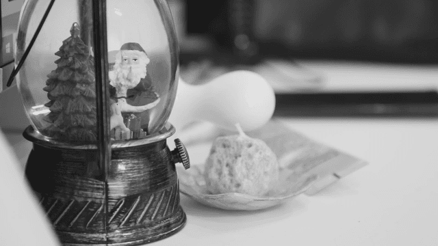 산타와 나무가 있는 스노우 글로브