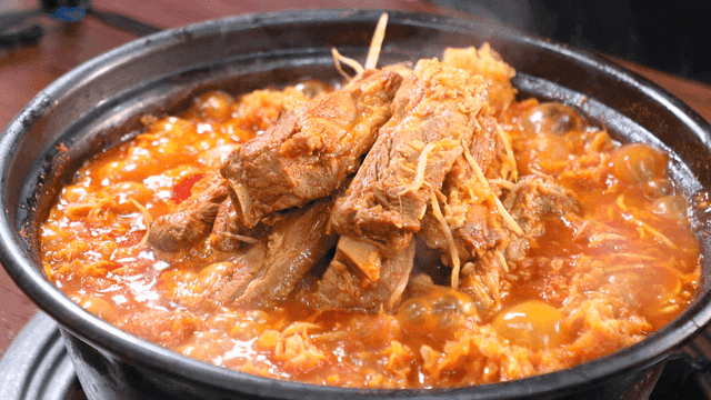 Bubbling spicy braised pork ribs