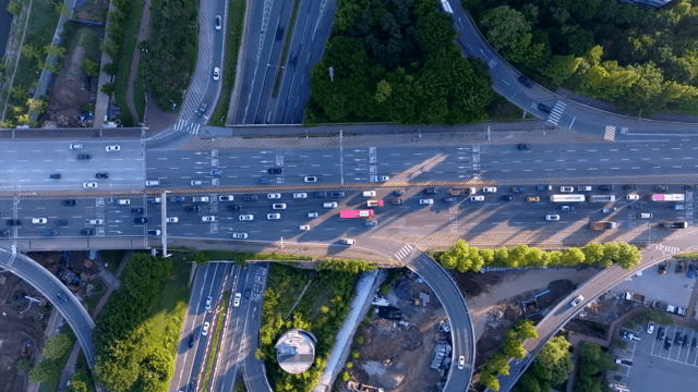 여러 차선과 차량이 있는 번잡한 고속도로